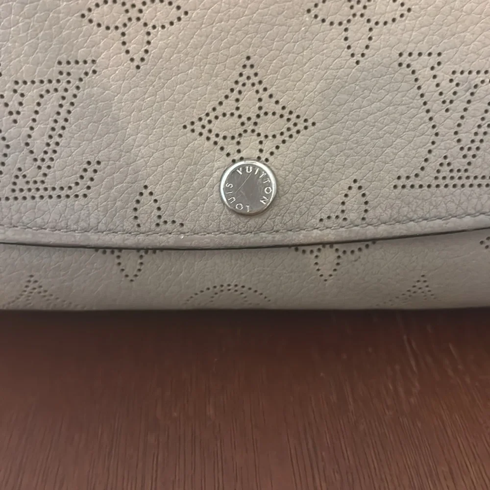 Louis Vuitton Mahina Snappy Wallet , Taupe - Picture 3 of 8